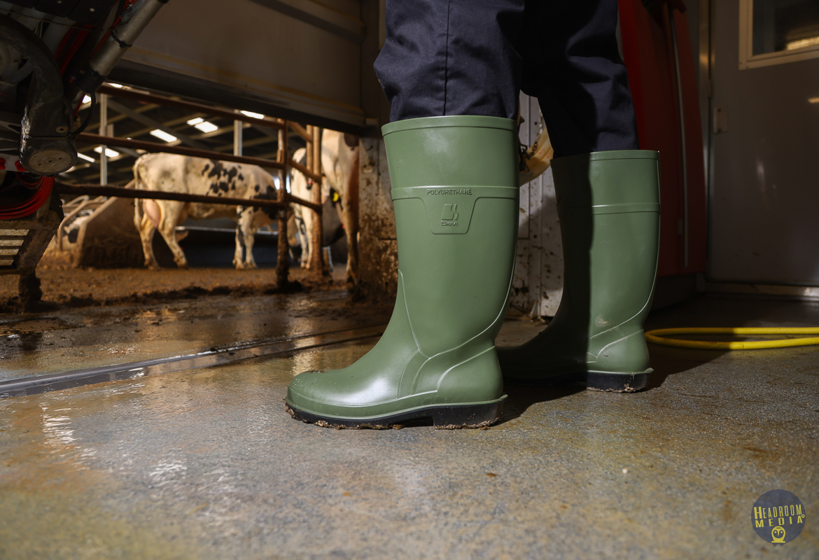 Productfoto van laarzen op een boerderij